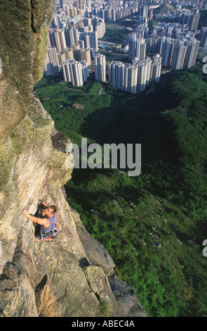 Un scalatore di pietra lo scale Lion Rock in alto sopra la città di Hong Kong, Cina Foto Stock