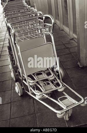 Carrelli per bagagli IN AEROPORTO DI BARCELLONA Foto Stock