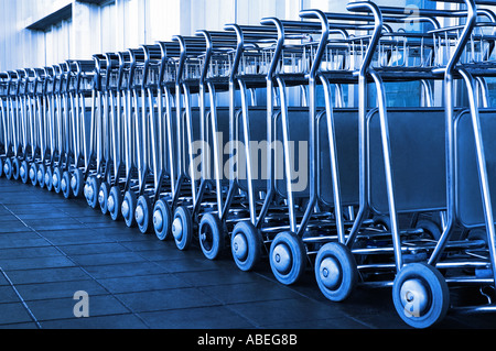 Carrelli per bagagli IN AEROPORTO DI BARCELLONA Foto Stock