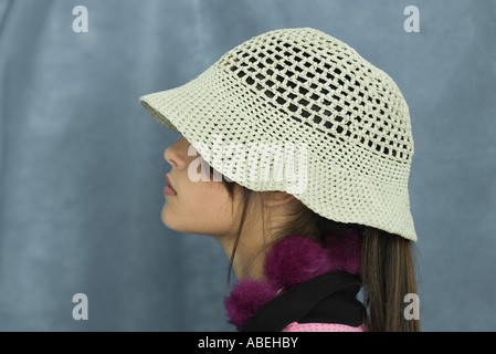 Ragazza adolescente indossando cappello per il sole, vista laterale Foto Stock