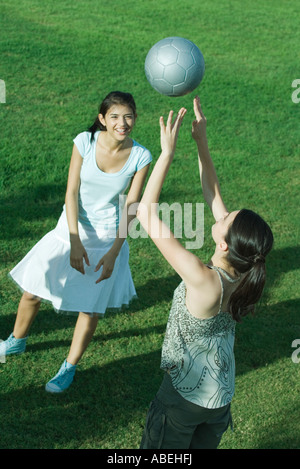 Due giovani amici di sesso femminile giocando con il pallone da calcio Foto Stock