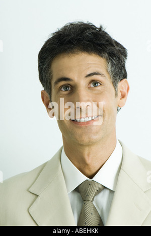Uomo che indossa tuta sorridente, testa e spalle, ritratto Foto Stock