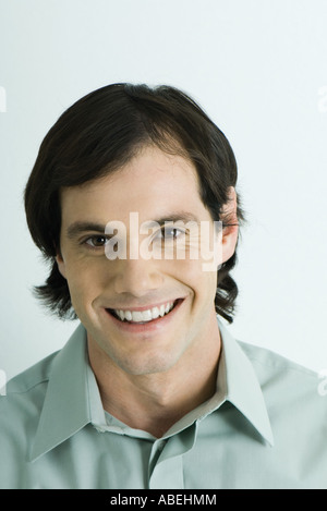 Uomo sorridente in telecamera, testa e spalle, ritratto Foto Stock