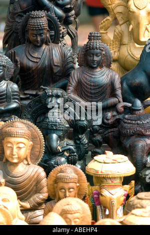 Idoli di legno del Buddha e divinità Indù Foto Stock