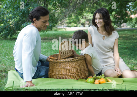Famiglia avente picnic sul prato Foto Stock