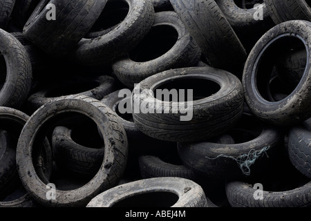 Un mucchio di abbandono di autovettura pneumatici (pneumatici) vengono lasciati sulla terra desolata in Stratford, in futuro la sede delle Olimpiadi del 2012, Londra UK. Foto Stock