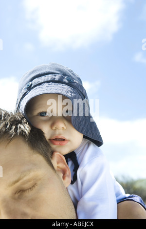 Uomo bambino portando sulle spalle, vista ritagliata Foto Stock