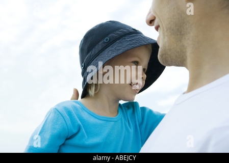 Uomo con la figlia, entrambi sorridente Foto Stock