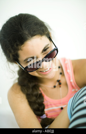 Ragazza Preteen indossando occhiali da sole, sorridente, ritratto Foto Stock