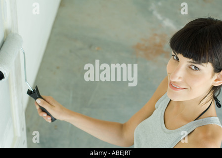 La donna la verniciatura con vernice a rullo, ad alto angolo di visione Foto Stock