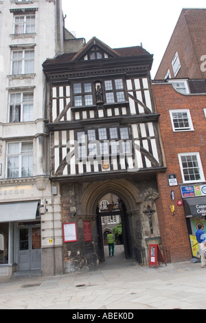 Passaggio al Priory chiesa di San Bartolomeo il grande nel West Smithfield City of London REGNO UNITO Foto Stock