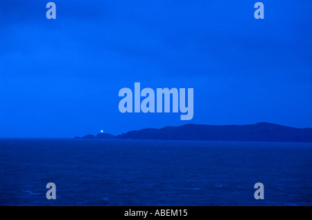 Vista di strumble head da porthgain prima del sunrise pembrokeshire Wales UK Foto Stock