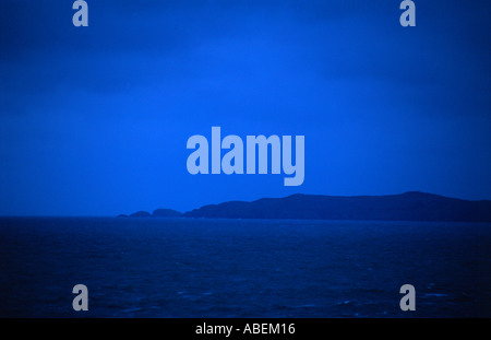 Vista di strumble head da porthgain prima del sunrise pembrokeshire Wales UK Foto Stock