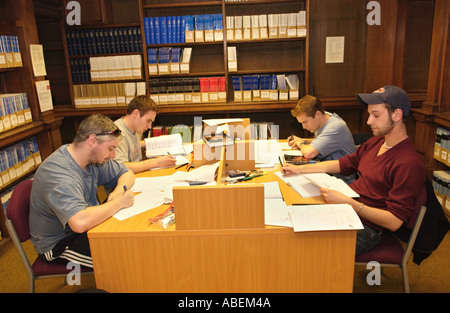 Università del Galles gli studenti per gli esami nella biblioteca del campus Cardiff South Wales UK Foto Stock