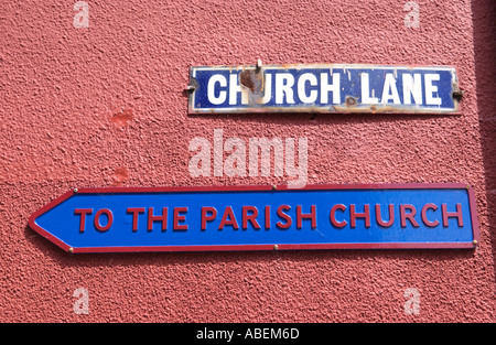 Segno alla chiesa parrocchiale sulla parete rossa di edificio in Church Lane Llanidloes Powys Mid Wales UK Foto Stock