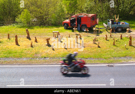 Intagliatore di legno con il lavoro sul display sul ciglio della strada vicino a Rhayader Powys Wales UK GB Foto Stock