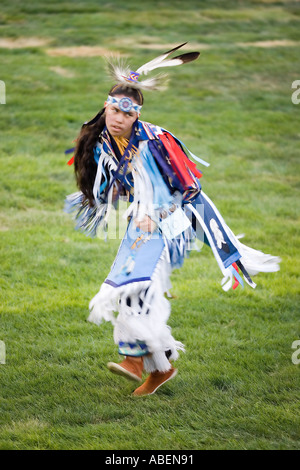 Un nativo americano in full regalia prende parte a un fantastico concorso di ballo durante un powwow nel nord dello Utah Foto Stock