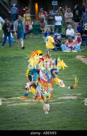 Un nativo americano in full regalia prende parte a un fantastico concorso di ballo durante un powwow nel nord dello Utah Foto Stock