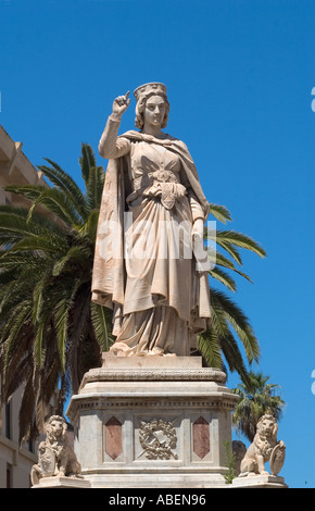 Statua di Eleonora holding di scorrimento Carta de Logu. Piazza Eleonora d'Arborea, Oristano, Sardegna Foto Stock