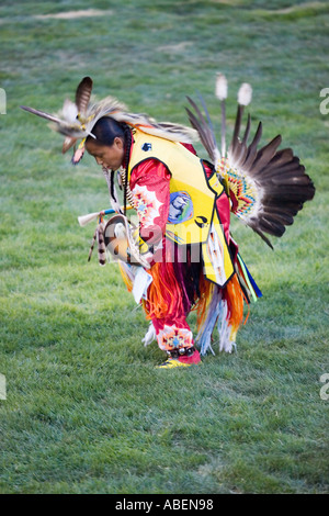 Un nativo americano in full regalia prende parte a un fantastico concorso di ballo durante un powwow nel nord dello Utah Foto Stock