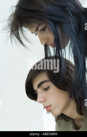 Ragazzo adolescente e giovane donna, vista laterale, ritratto Foto Stock