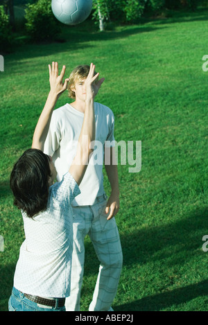 Giovane maschio amici giocando con il pallone da calcio sul prato Foto Stock