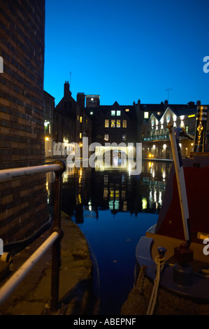 Birmingham gas Street Canal Basin al crepuscolo utilizzato nella serie TV della BBC Peaky Blinders Foto Stock