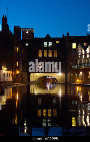 Birmingham gas Street Canal Basin al crepuscolo utilizzato nella serie TV della BBC Peaky Blinders Foto Stock