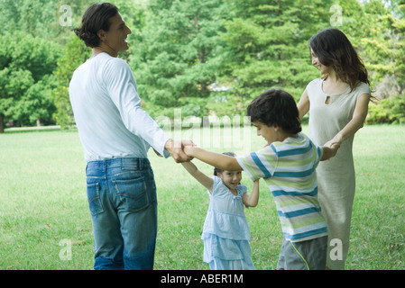 Famiglia all'esterno la riproduzione ad anello attorno al Rosy Foto Stock