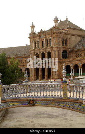 Ponte sulla Plaza de Espana España Siviglia Andalusia Spagna Ibero American Fair 1929 Foto Stock