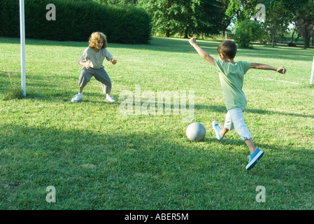 Ragazzi che giocano a calcio Foto Stock