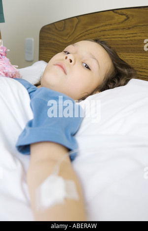 Bambino giacente in letto di ospedale Foto Stock