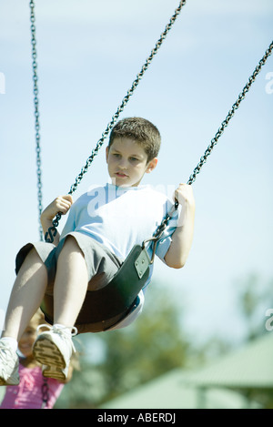Bambino su oscillazione Foto Stock