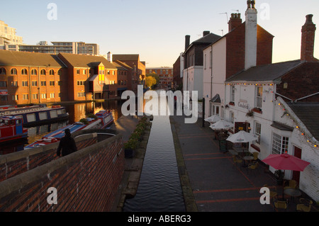 Birmingham gas Street Canal Basin al tramonto, utilizzato nel programma televisivo Peaky Blinders, Inghilterra, Regno Unito, GB. Foto Stock