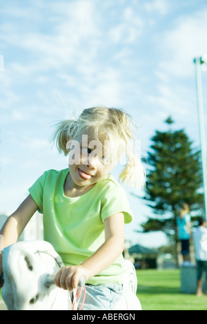 Ragazza sul parco giochi Foto Stock