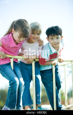 I bambini sulle attrezzature per parchi gioco Foto Stock