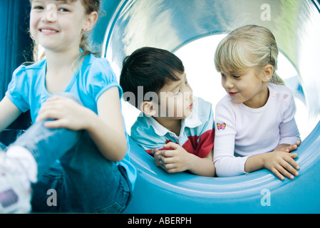 I bambini sulle attrezzature per parchi gioco Foto Stock