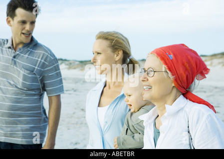 Famiglia sulla spiaggia Foto Stock