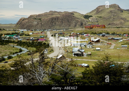 El Chalten Village come visto dal sentiero a Mt. "Fitz Roy', Provincia di Santa Cruz, Argentina Foto Stock