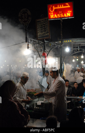 Il mercato notturno in Djeema el-Fna piazza principale, Marrakech. Foto Stock