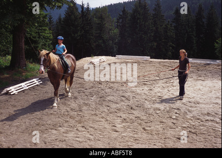 9 anno vecchia ragazza gode di lezioni di equitazione Jizersky Hory Repubblica Ceca Foto Stock