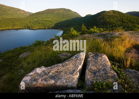 Vista dal vertice di granito di Conners sopra Nubble Eagle Lake nel Maine s Acadia National Park. Foto Stock