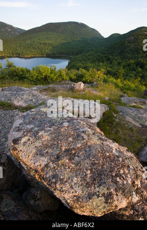 Vista dal vertice di granito di Conners sopra Nubble Eagle Lake nel Maine s Acadia National Park. Foto Stock