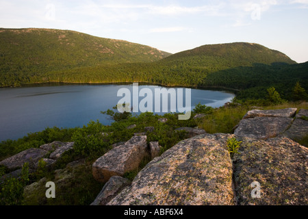 Vista dal vertice di granito di Conners sopra Nubble Eagle Lake nel Maine s Acadia National Park. Foto Stock