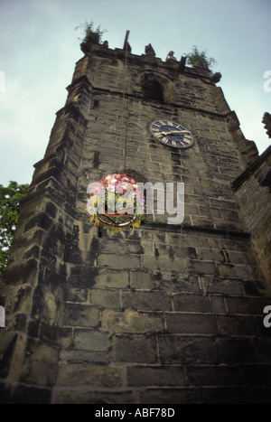 Castleton Garland giorno. Una ghirlanda di fiori sulla torre della chiesa di St Edmunds 29 maggio 1980 Derbyshire Castleton OMERO SYKES Foto Stock