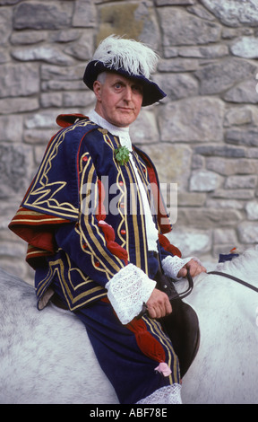 Castleton Garland Day. 29 maggio 1980 Il re sulla schiena a cavallo non indossa il suo alveare di fiori. DERBYSHIRE UK HOMER SYKES Foto Stock