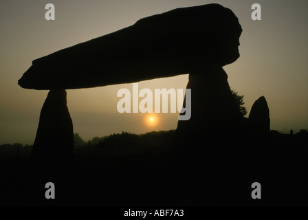 Camera di sepoltura di Pentre Ifan un dolmen costruito intorno al 3500 a.C. Nevern Pembrokshire, Galles HOMER SYKES Foto Stock