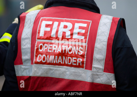 Un incendio operations commander indossando alta vis tabbard a incidente nel nord-ovest del Regno Unito Foto Stock