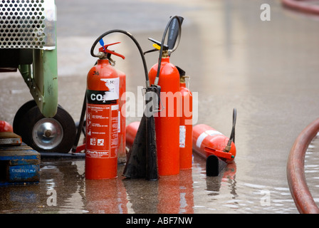 Estintori scaricata in pool di run off acqua a fuoco REGNO UNITO Foto Stock