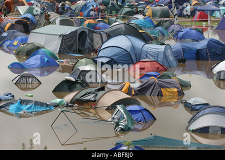 La collina di Pennard campeggio allagamento al Glastonbury festival di musica 2005. L'azienda agricola degna Somerset in Inghilterra. Foto Stock